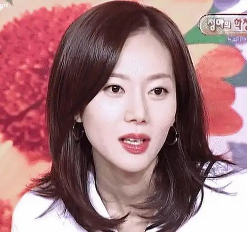 她是天桥风云的朴秀儿,50岁站稳韩圈,竹马张东健默默家中蹲
