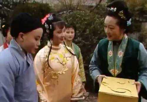 宫花事件,曹公用横向和纵向两个对比,体现林黛玉教养的缺失