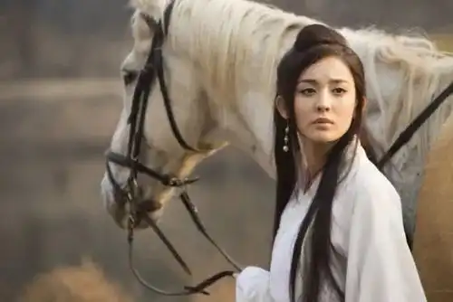 娜扎代言游戏被骂,细数新疆三美现状,唯独娜扎一手好牌打烂