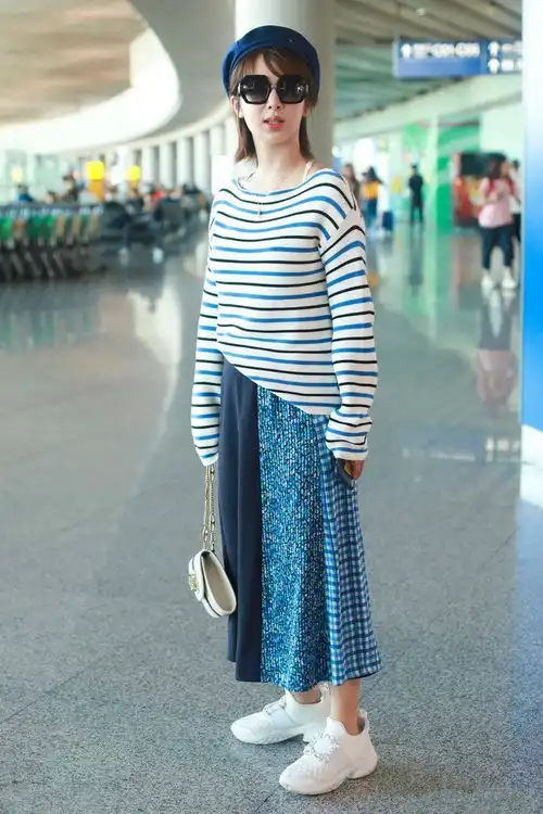 端午节出游穿什么热巴空气刘海配短裙好少女,杨紫baby休闲减龄
