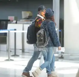 陈赫携妻现身机场当众拥抱