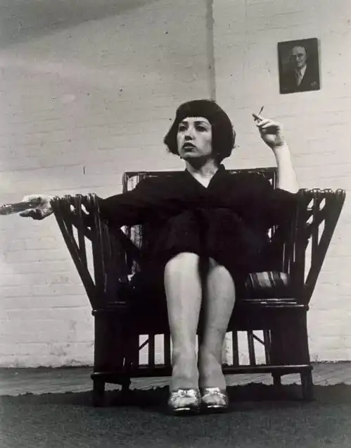 趣闻艺术你自拍靠美颜,艺术家自画像靠的全是小心机
