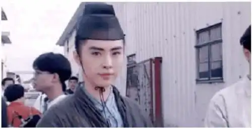 这是王祖贤多年前的剧照,有谁注意到旁边的小记者如今成一线巨星