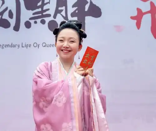 辣目洋子李宏毅新剧杀青,二人颜值差距引争议,剧照却甜到我了
