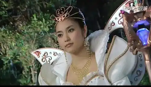 还记得小魔仙的魔仙女王吗当初嫌她丑,如今整容式瘦身,美到不敢认