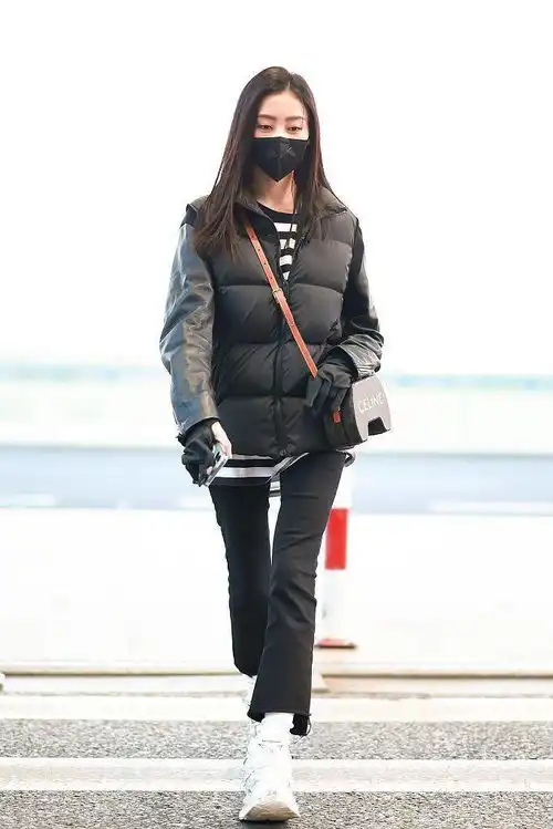 张天爱穿黑色棉服横条纹t恤背celine单肩包又美又飒
