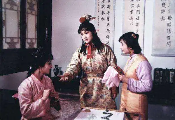 87红楼中的莺儿,17岁成女海军,18岁入选红楼梦,30年后成画家
