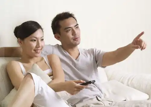 大着肚子照顾生病婆婆一个月,听到她给老公打电话,我哭成泪人