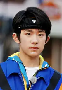 易烊千玺神情刚毅网友不敢看眼睛
