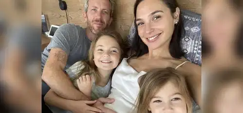 35岁盖尔加朵生下三胎,素颜出镜仍很美,一家五口同框笑得甜