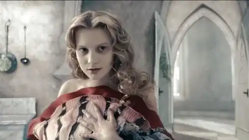 爱丽丝梦游仙境爱丽丝喝了白皇后的口水,竟变回正常人
