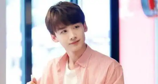 这4位明星没有经纪人,不签公司独自打拼,但他们都火得一塌糊涂