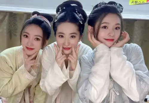 刘亦菲林允柳岩三人杀青照曝光,动作亲昵搞怪,完全看不出年龄感