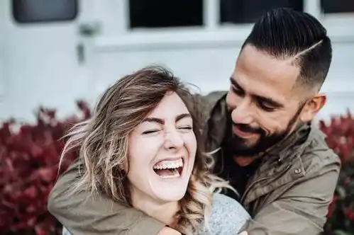 小夫妻蜗居校车,带4个萌娃穿越4800公里,找回爱情,太羡慕了
