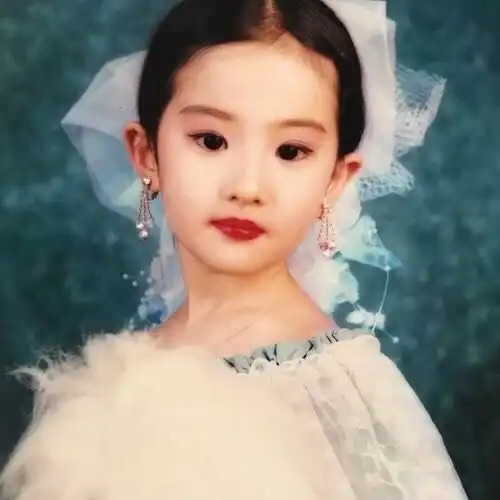 当红小花童年照曝光杨幂郑爽刘亦菲李小璐谁是初代萌王
