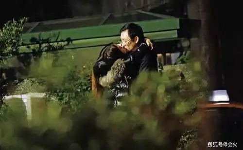 18年情断,44岁爆红天后火速搭上新欢深夜公园勾脖热吻看羞路人
