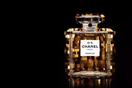 香水的秘密梦露当年入睡时所穿的只有几滴香奈儿5号