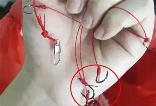 哈士奇单独放家里,没想到玩起了主人的鱼钩,这次又得送医院