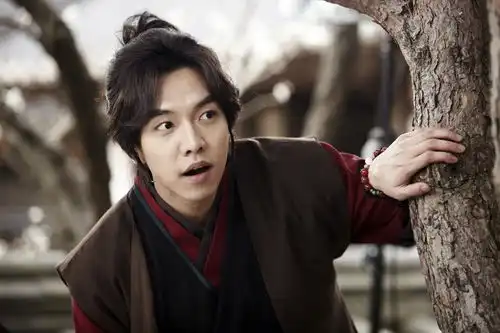 李升基九家之书剧照曝光扎头发清新亮相
