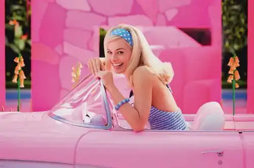 赵露思新剧未播先火,瘦成纸片人,芭比造型比手办还腰精
