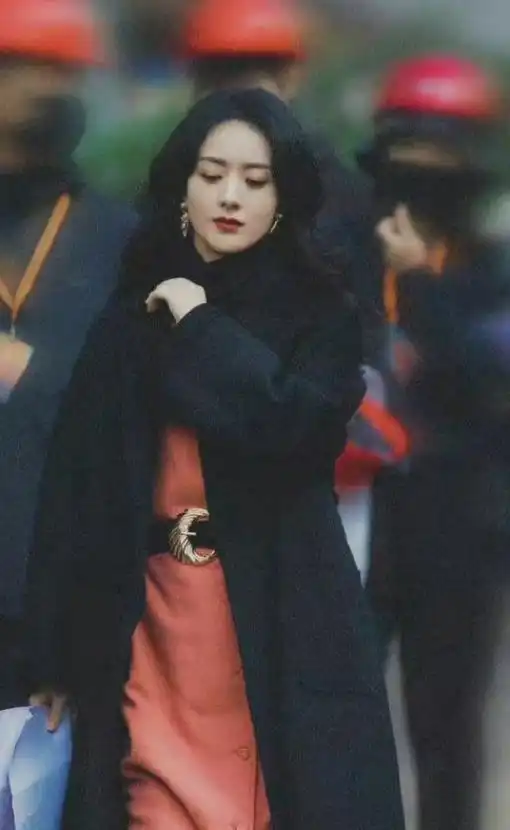 赵丽颖新剧路透照曝光,红色长裙搭配黑大衣,赵姐姐气场全开
