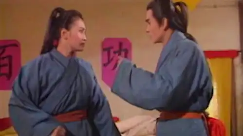 姑娘女扮男装做了少林弟子,没想到要脱了上衣练功,这下有意思了