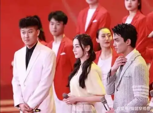 五四晚会录制,迪丽热巴穿半身裙搭档吴磊,长歌阿隼同框我嗑了
