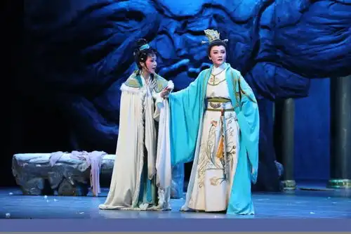 开年演出季越剧甄嬛粉墨登场,青春绽放