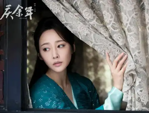 从花千骨到爱很美味,少了古装扮相的加持,她的美貌糊的渣都不剩
