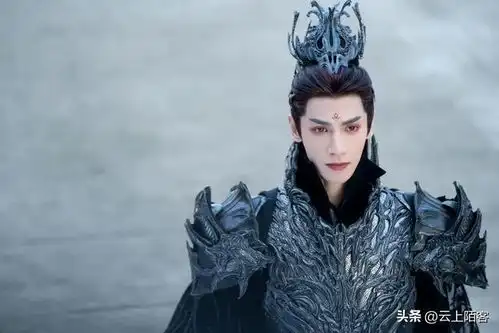 长月烬明,男主瘦到脱相,女主普得老气,横批没法看
