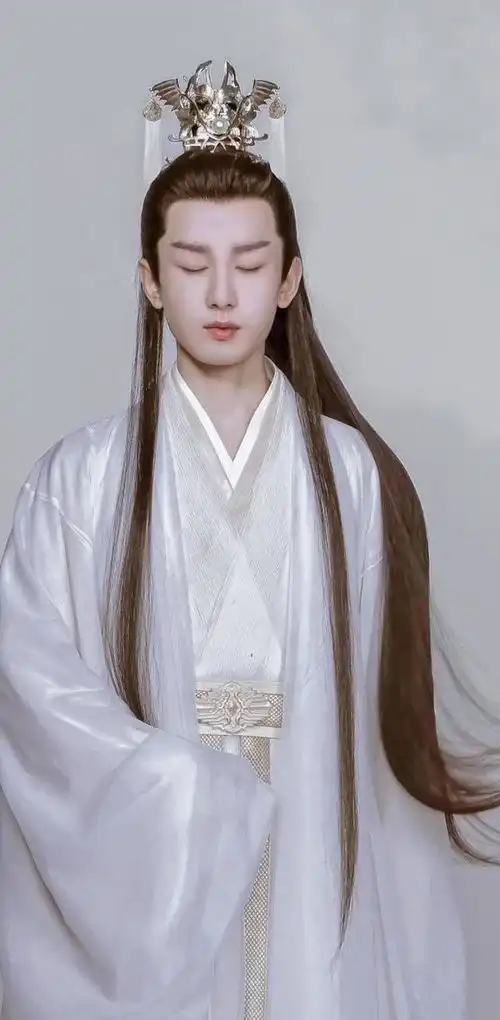 杨紫最美古装剧曝光头戴银色发髻美成霸主,比青簪行都惊艳