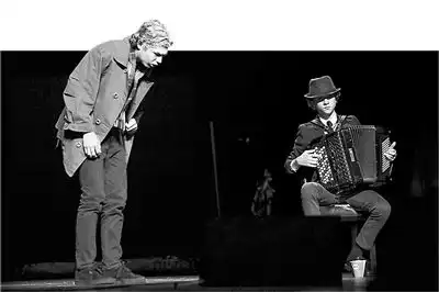 幸福的身体可容另一个灵魂暂住
