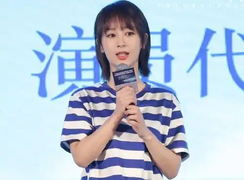 女心理师官博晒照,杨紫剪短发齐刘海,干净利落一点也不胖
