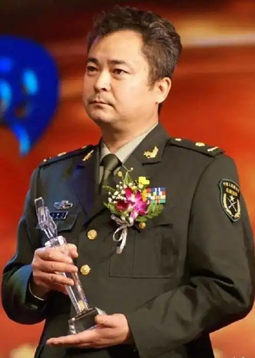 12岁饰演闪闪的红星潘冬子,今已57岁当导演,享受正师级待遇
