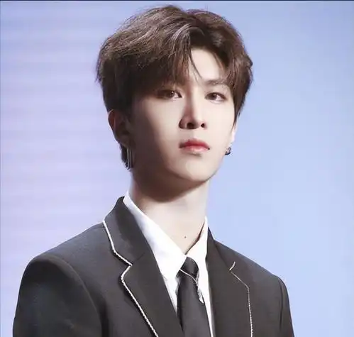 范丞丞年近70的父母现身飞驰人生2首映现场,果真是富贵养人