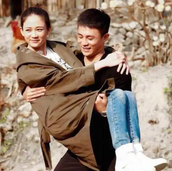 杜淳王灿已生女手提婴儿篮细心又周到,尽显好爸爸形象
