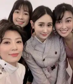 组图45岁贾静雯与刘嘉玲同框大眼俏丽还是当年那个赵敏