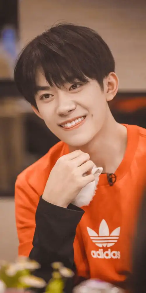 有没有干净一点的好看的男孩子的壁纸,或者是笑起来很好看的男孩的壁纸很迷千玺和昊然弟弟
