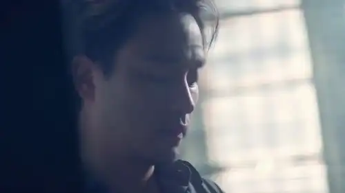 星月童话家宝看到美女留下的字条,拿在手里若有所思
