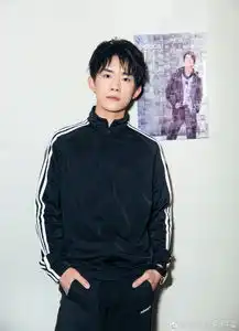 画风清奇的少年易烊千玺塑料桶泡脚,jasper化身美妆博主