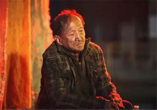 夫妻照顾老乞丐8年,老人死时给他们一只破碗,救了孩子的命