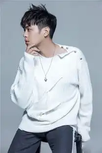 张若昀生日拍写真白衣暖笑化身气质暖男
