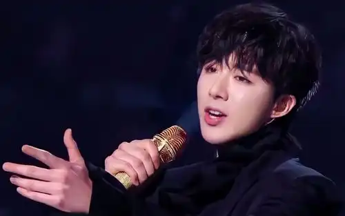 司藤听刘宇宁唱歌被中止,景甜连发11条评论,一个歌手熬两家粉丝