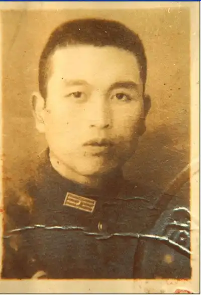 八佰杨养正历史原型左眼被打穿,却成就一段爱情佳话
