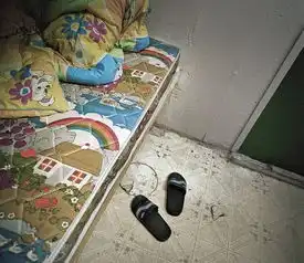 蜗居纽约的中国穷人男女同住,没有私隐,却仍然不愿回国
