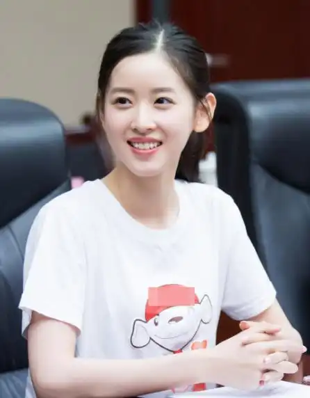 初中女生因外貌出众放狠话不上学照样嫁得好,老师听后无可奈何