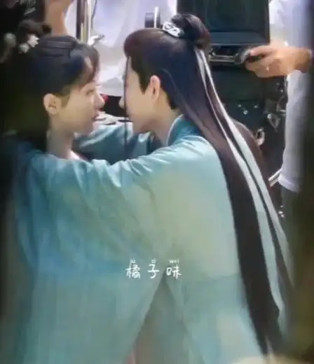 成毅杨紫新剧爆接吻路透吻戏被一群人围观,cp感足也不害羞