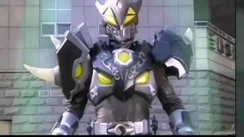 有些人表面是个主持人,背地里却是个铠甲勇士
