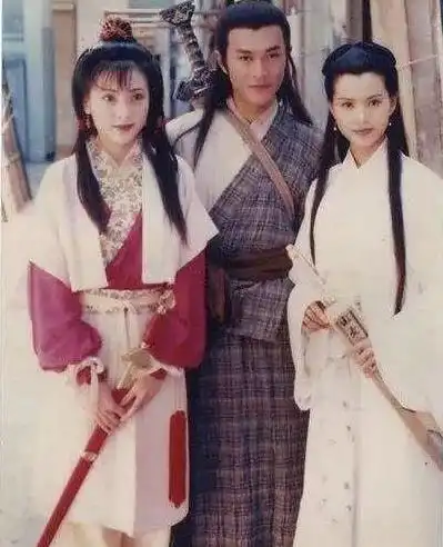 她是最美郭芙,与富豪恋爱闪婚,丈夫破产既公开与鲜肉姐弟恋
