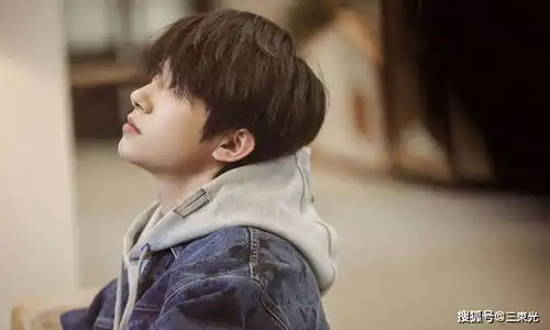 刘德华和易烊千玺发布还是笨小孩mv
